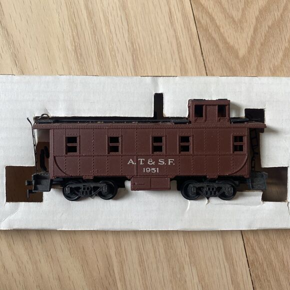 AHM Santa Fe A.T. & S. F. 7240 Cupola Caboose HO Scale With Box Train - Picture 2 of 8